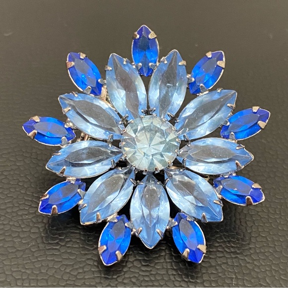 Vintage Unsigned Juliana 2-tone Blue Rhinestones Open Back Flower Brooch 13.7g - Picture 4 of 11